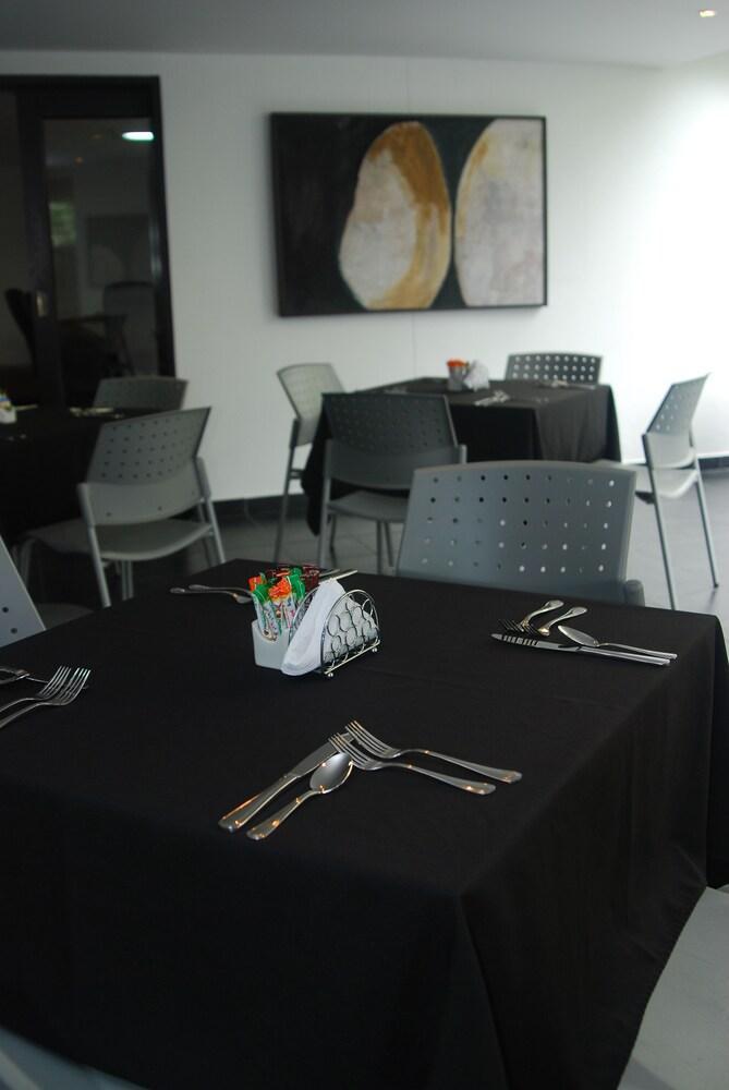 Cyan Suites Poblado By Mde Bnb Medellín Exterior foto